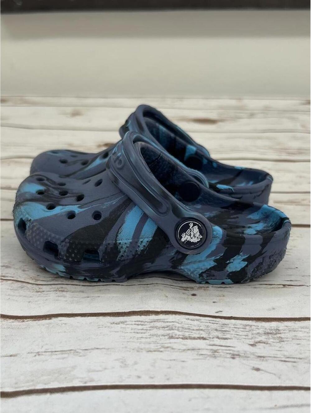 Crocs Classic Unisex Clogs in Blue Camo - Sz8